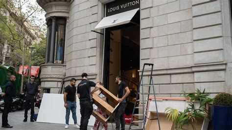 VÍDEO: Robo por alunizaje en la tienda Louis Vuitton del paseo 